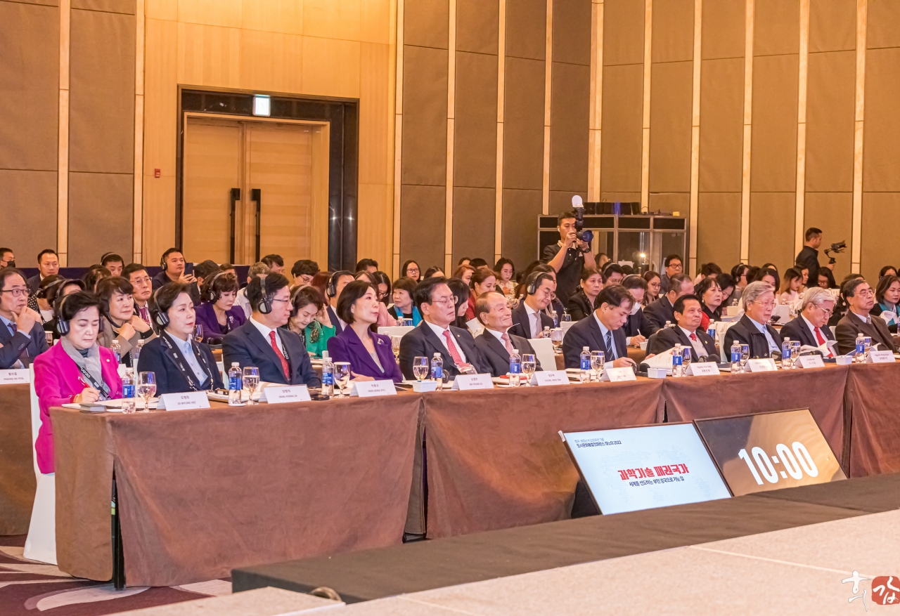 코리아씨이오서밋이 롯데호텔 하노이에서 개최된 "씨콘하노이 2022"에서 주요 참가자들이 컨퍼런스를 열심히 경청하고 있다.