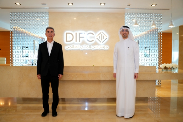 (제공=위메이드)UAE 두바이 DIFC를 방문한 위메이드 장현국 대표(왼쪽), 모하메드 알부쉬 DIFC 이노베이션 허브 대표